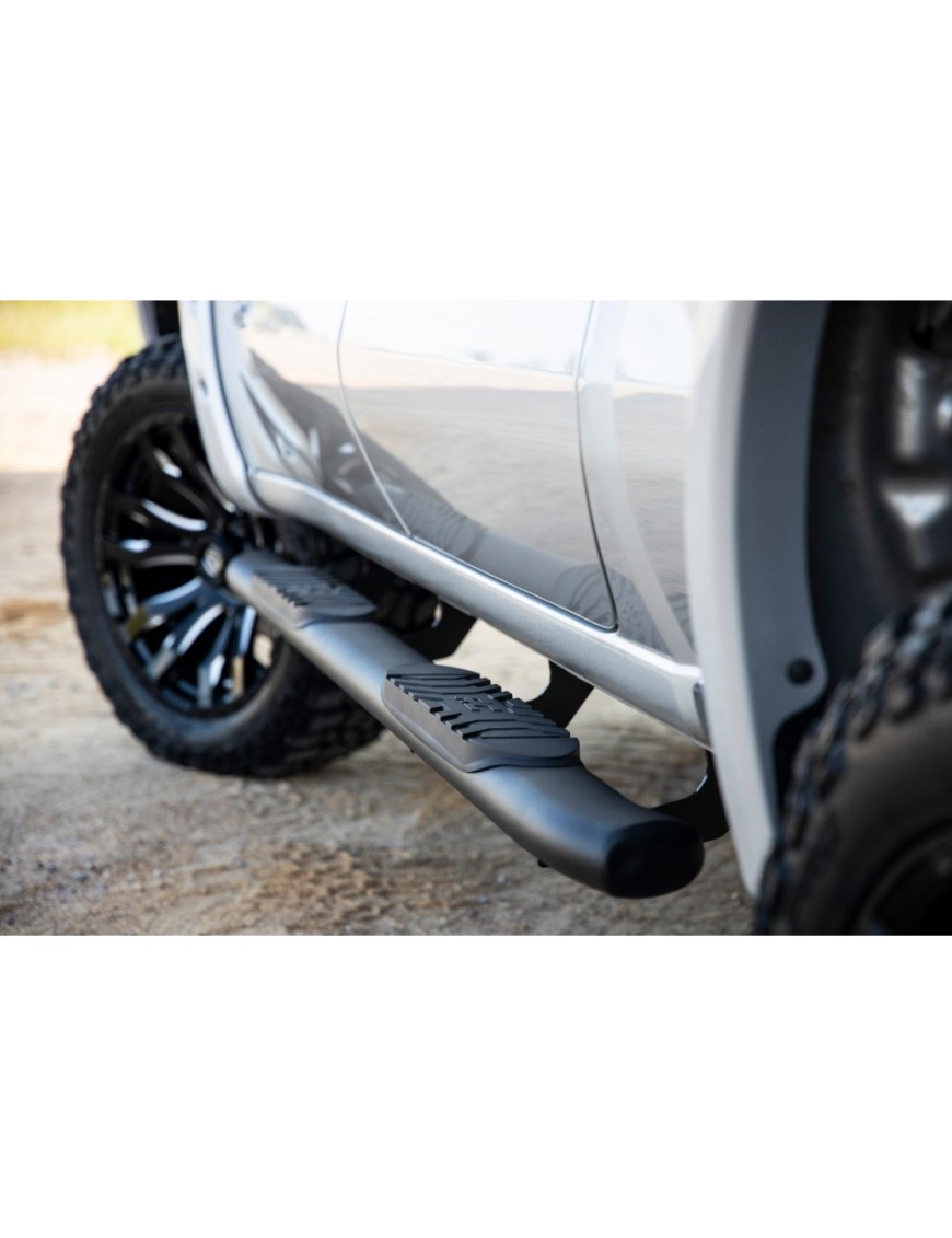 Progi, stopnie boczne czarne Rough Country Oval Nerf Steps Crew Cab