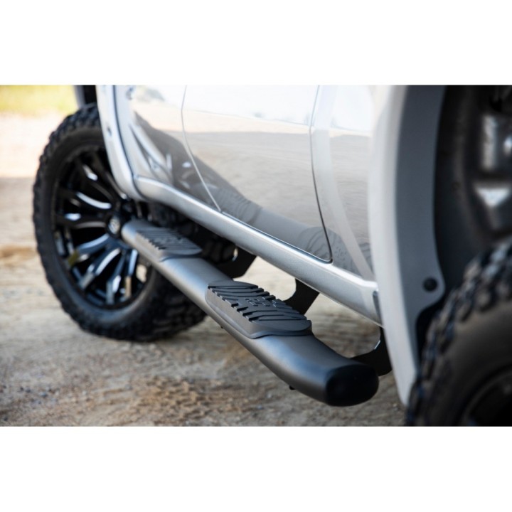 Progi, stopnie boczne czarne Rough Country Oval Nerf Steps Crew Cab - ujęcie 4