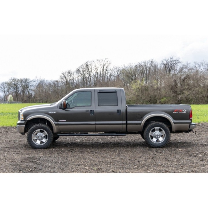 Progi, stopnie boczne czarne Rough Country Oval Nerf Steps Crew Cab - ujęcie 6