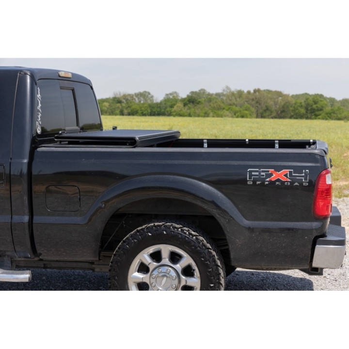 Twarda pokrywa paki tri-fold niski profil Rough Country 6'10" - ujęcie 6