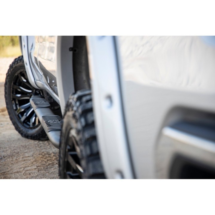 Progi, stopnie boczne czarne Rough Country Oval Nerf Steps Crew Cab - ujęcie 5
