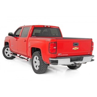 Progi, stopnie boczne srebrne Rough Country Oval Nerf Steps Crew Cab - ujęcie 2