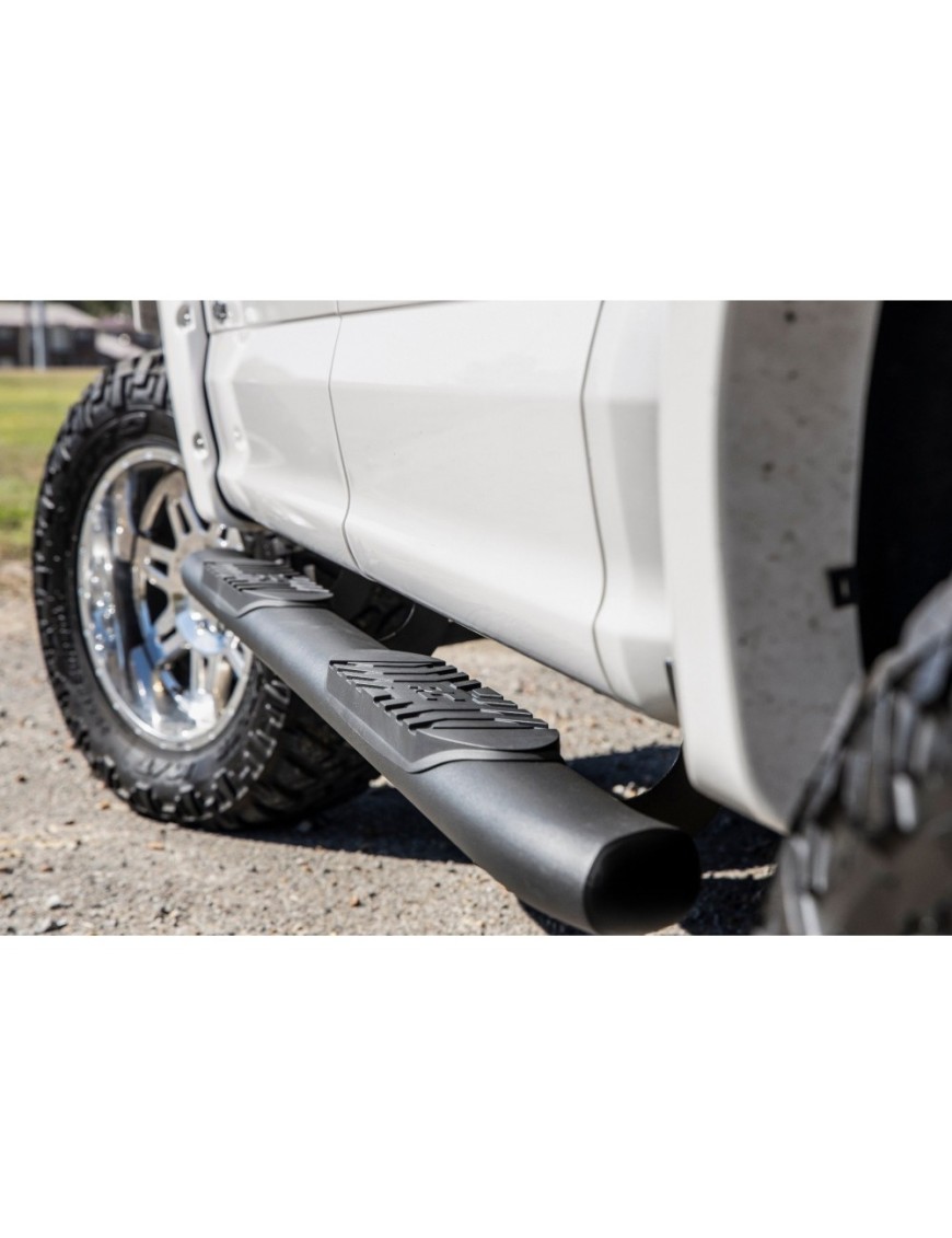 Progi, stopnie boczne czarne Rough Country Oval Nerf Steps Crew Cab