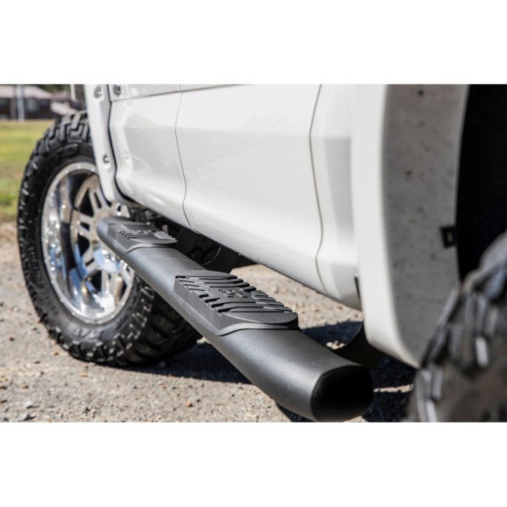 Progi, stopnie boczne czarne Rough Country Oval Nerf Steps Crew Cab - ujęcie 2
