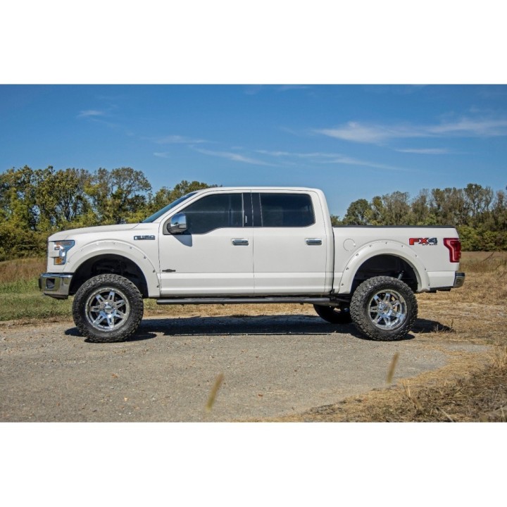 Progi, stopnie boczne czarne Rough Country Oval Nerf Steps Crew Cab - ujęcie 3