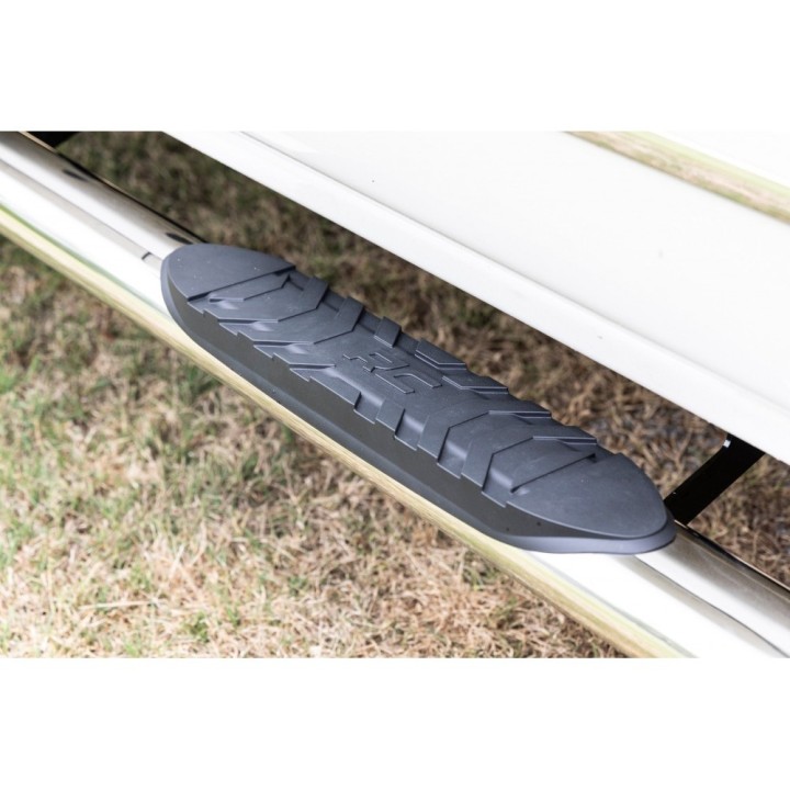 Progi, stopnie boczne srebrne Rough Country Oval Nerf Steps Crew Cab - ujęcie 6