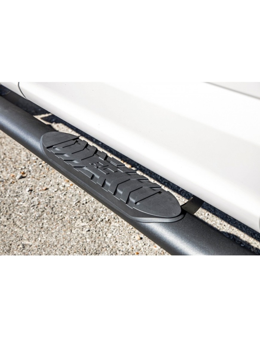 Progi, stopnie boczne czarne Rough Country Oval Nerf Steps Crew Cab
