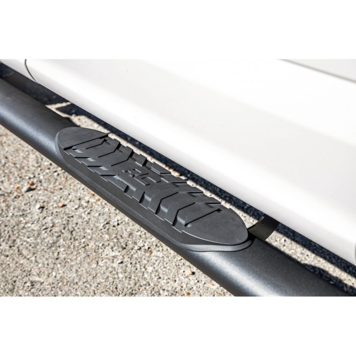 Progi, stopnie boczne czarne Rough Country Oval Nerf Steps Crew Cab - ujęcie 6