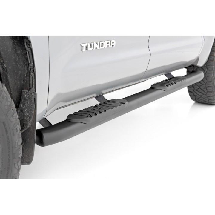 Progi, stopnie boczne czarne Rough Country Oval Nerf Steps Crew Cab - ujęcie 3