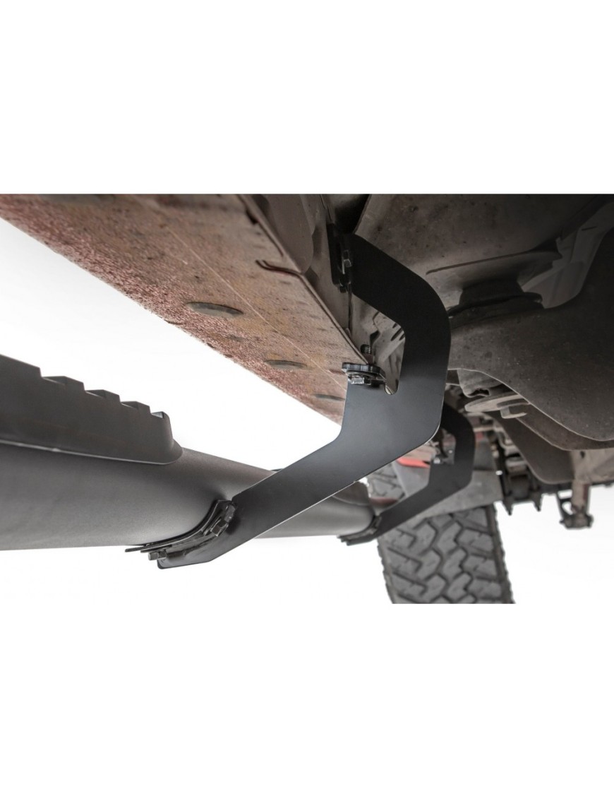 Progi, stopnie boczne czarne Rough Country Oval Nerf Steps Crew Cab