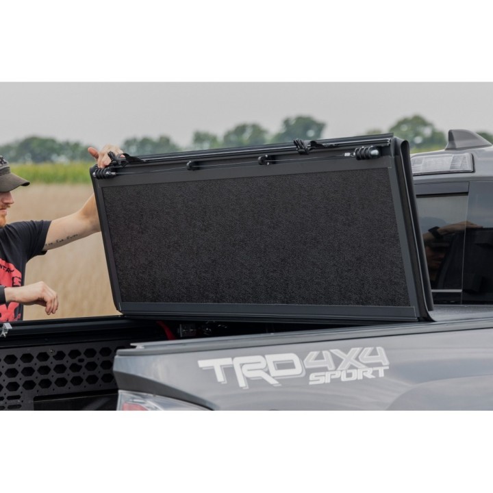 Twarda pokrywa paki tri-fold Rough Country niski profil 5' - ujęcie 10