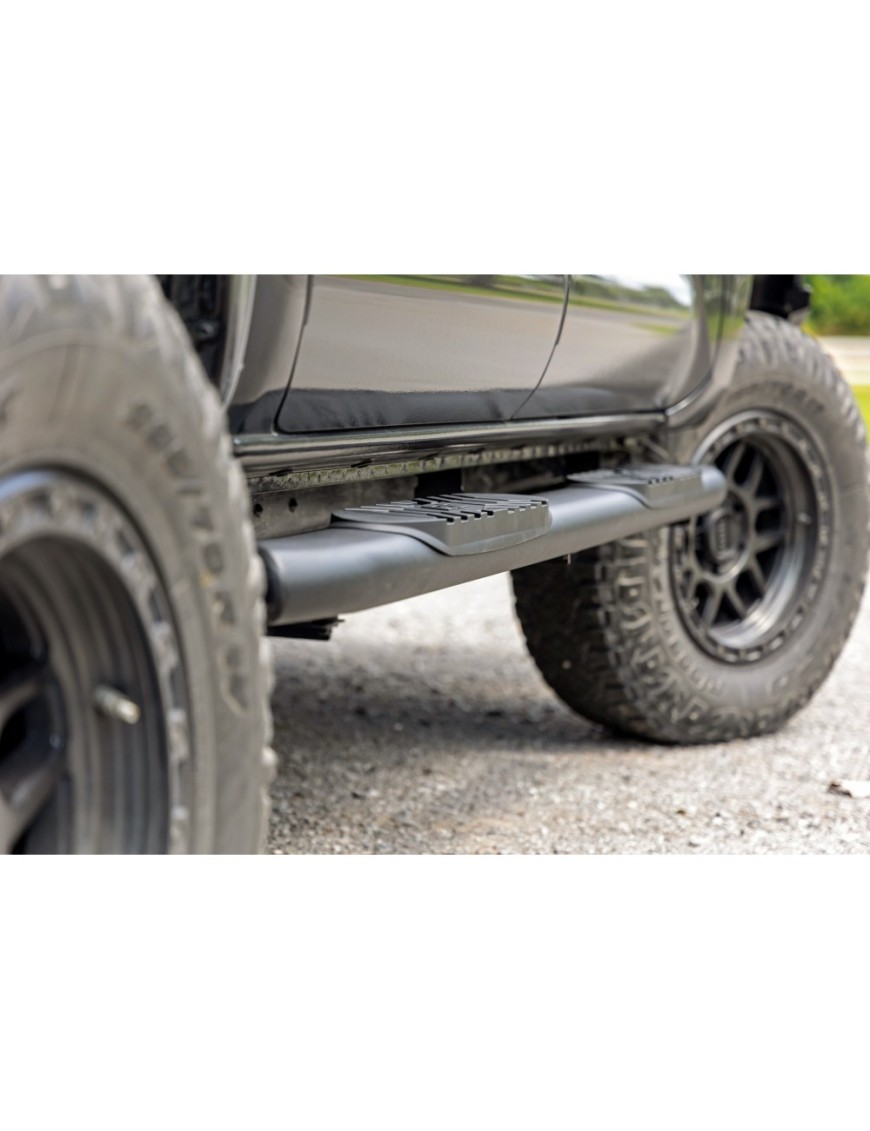Progi, stopnie boczne czarne Rough Country Oval Nerf Steps Double Cab