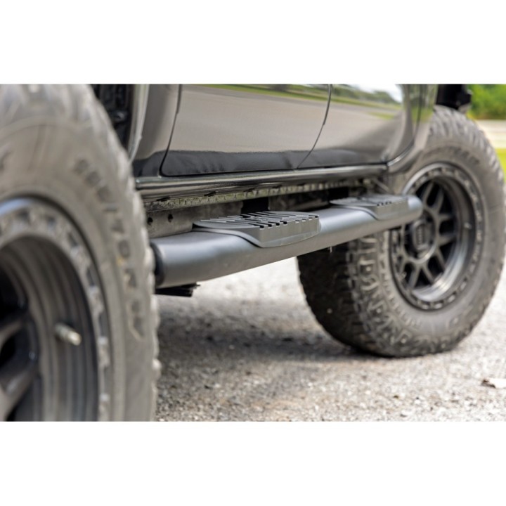 Progi, stopnie boczne czarne Rough Country Oval Nerf Steps Double Cab - ujęcie 6