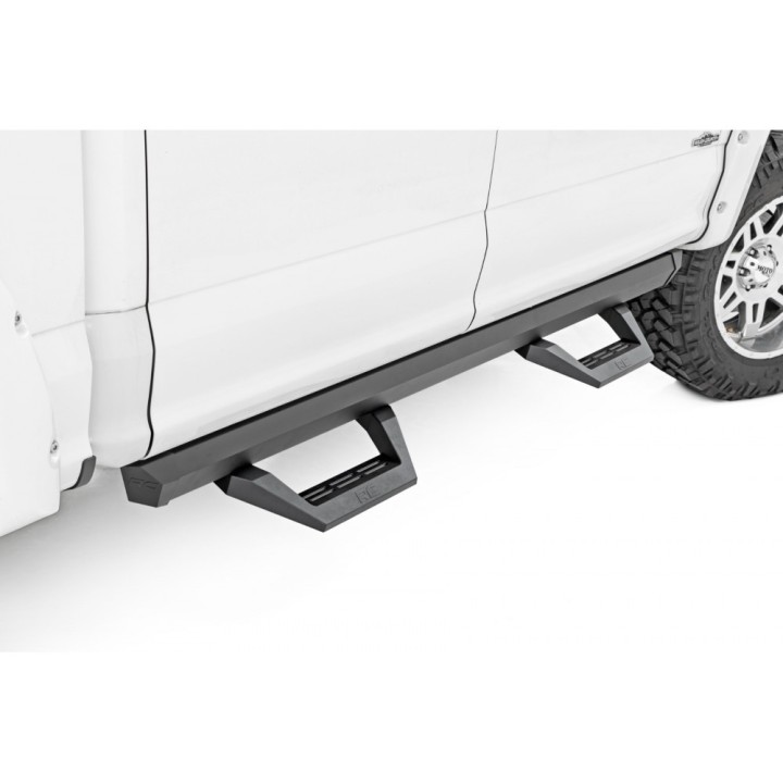 Progi, stopnie boczne regulowane aluminiowe Rough Country SRX2 Crew Cab - ujęcie 4