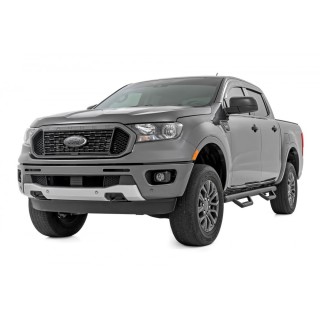 Progi, stopnie boczne czarne Rough Country Nerf Steps Crew Cab - ujęcie 2