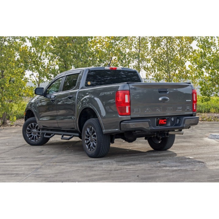 Progi, stopnie boczne czarne Rough Country Nerf Steps Crew Cab - ujęcie 5