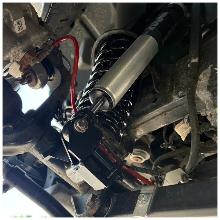 Relokacja dolnych mocowań przednich amortyzatorów Clayton Off Road - ujęcie 5