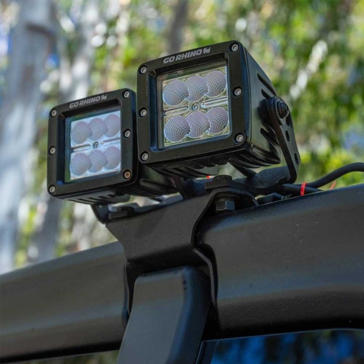 Mocowania dwóch świateł LED Cube 3x3" nad tylną szybą Go Rhino - ujęcie 5