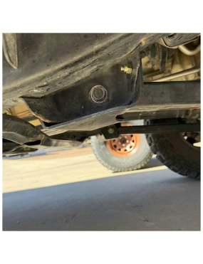 Osłony mocowań dolnych wahaczy przód instalowane do ramy Barnes 4WD
