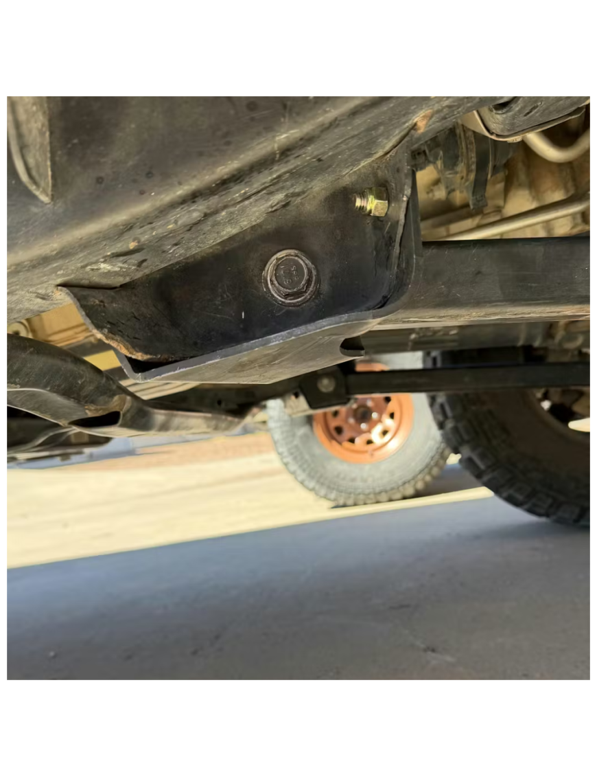 Osłony mocowań dolnych wahaczy przód instalowane do ramy Barnes 4WD