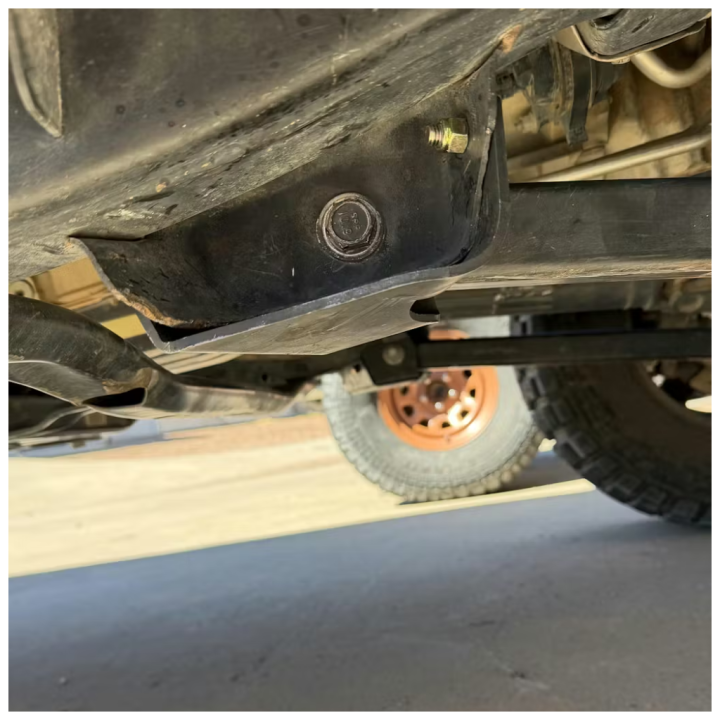 Osłony mocowań dolnych wahaczy przód instalowane do ramy Barnes 4WD - ujęcie 3