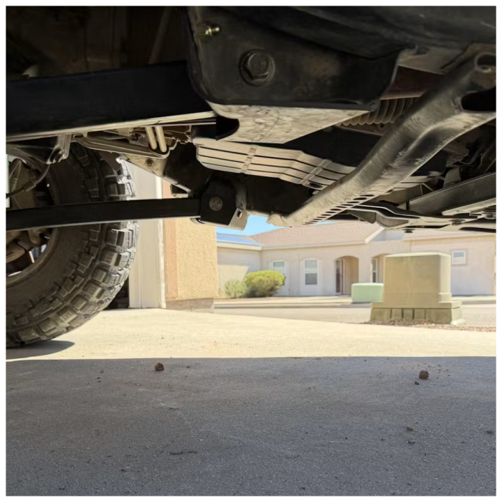 Osłony mocowań dolnych wahaczy przód instalowane do ramy Barnes 4WD - ujęcie 4