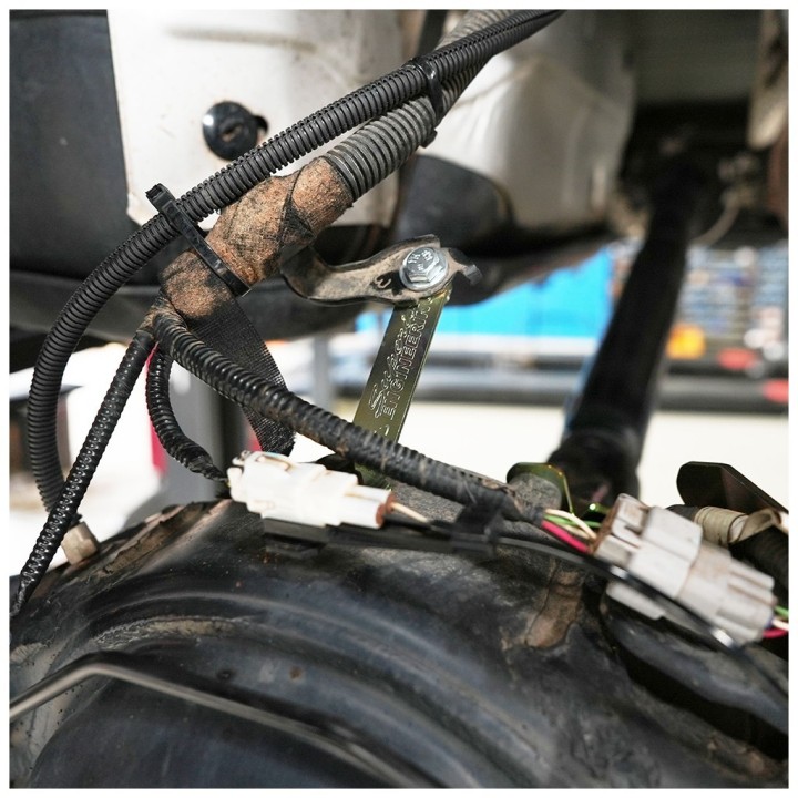 Relokacja wiązki elektrycznej tylnego mostu Superior Engineering - ujęcie 2