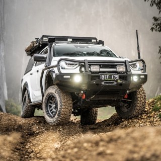 Stalowy zderzak terenowy commercial deluxe BULL BAR ironman 4X4 — Isuzu D-Max (BBC074) - ujęcie 2