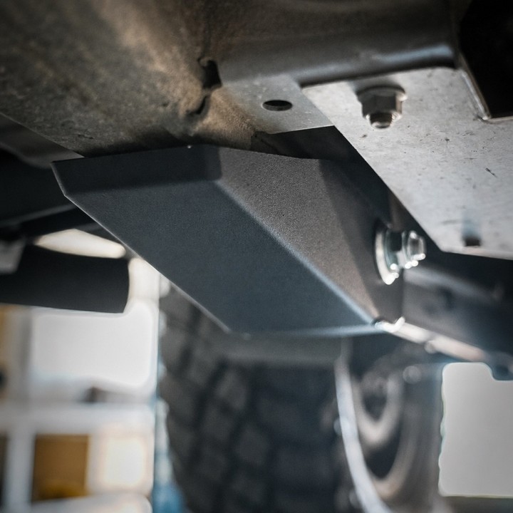 Stalowe osłony mocowań wahaczy przy ramie marki snakeman 4WD — Suzuki Jimny Zabezpiecz newralgiczne (SNA014) - ujęcie 2