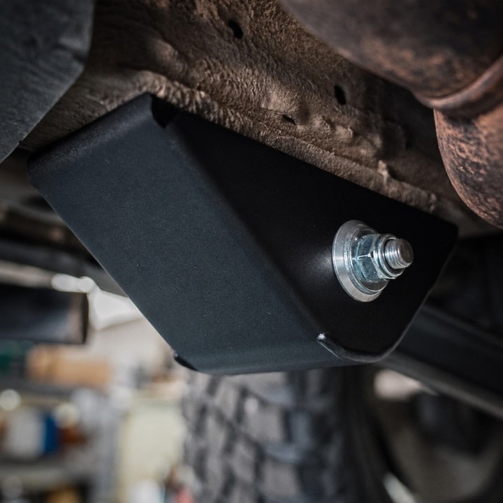 Stalowe osłony mocowań wahaczy przy ramie marki snakeman 4WD — Suzuki Jimny Zabezpiecz newralgiczne (SNA014) - ujęcie 3