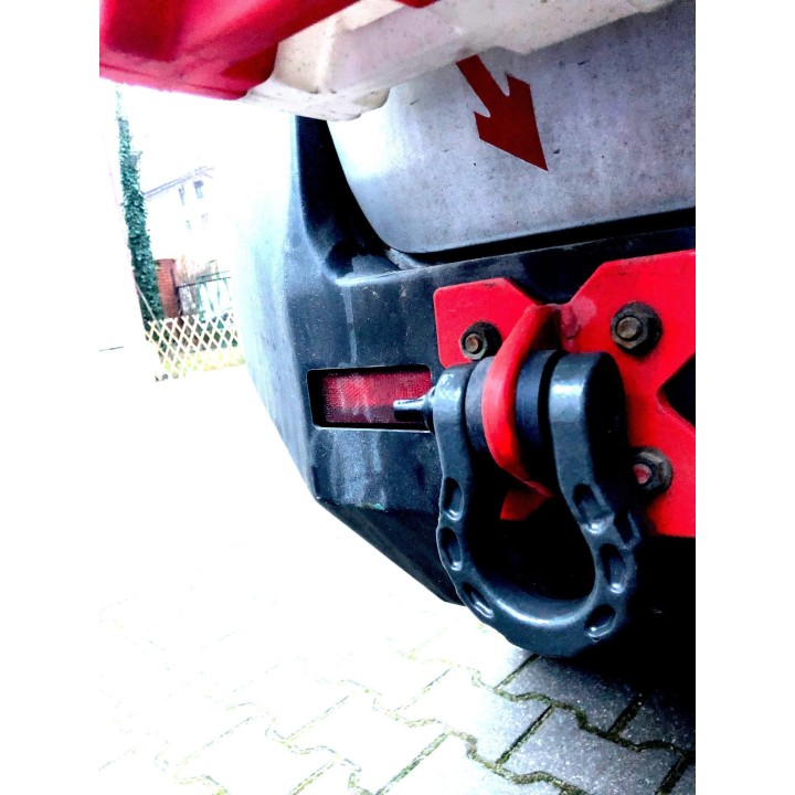 Tył pojazdu terenowego z szeklą Snakeman w czerwonym uchwycie przy zderzaku