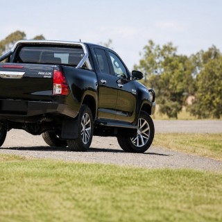 Progi stalowe do Ironman 4x4 — Toyota Hilux Revo (SS051) - ujęcie 2