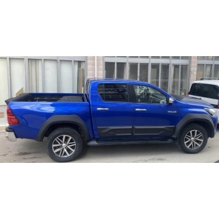 Listwy ochronne drzwi Toyota Hilux 2015-2025