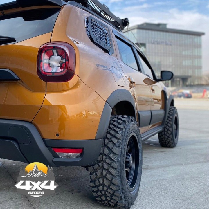 Body Kit poszerzenia nadkoli i nakładki drzwi Dacia Duster 2018-2022 - ujęcie 2
