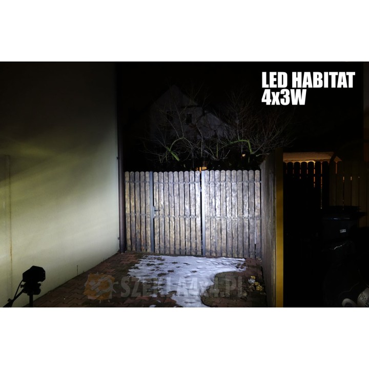Sama lampa LED 4x3W Habitat bez świateł samochodu – jasny snop na deski płotu