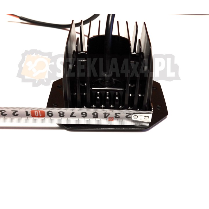 Pomiar lampy LED 4x3W Habitat miarką – szerokość około 12 cm