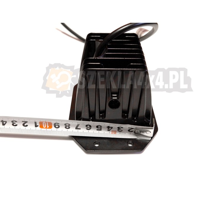 Lampa LED 4x3W Habitat przy miarce – widoczny radiator i kołnierz montażowy