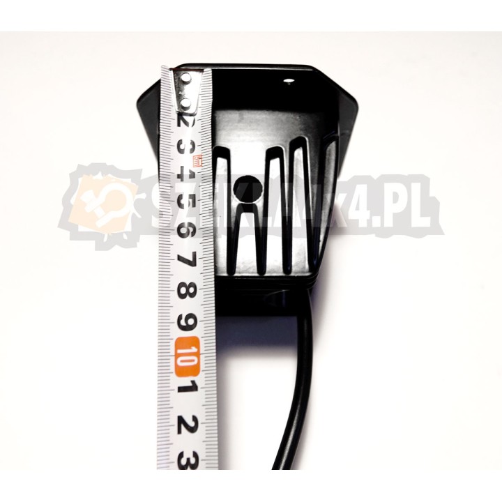 Pomiar wysokości lampy LED 4x3W Habitat miarką – około 10 cm