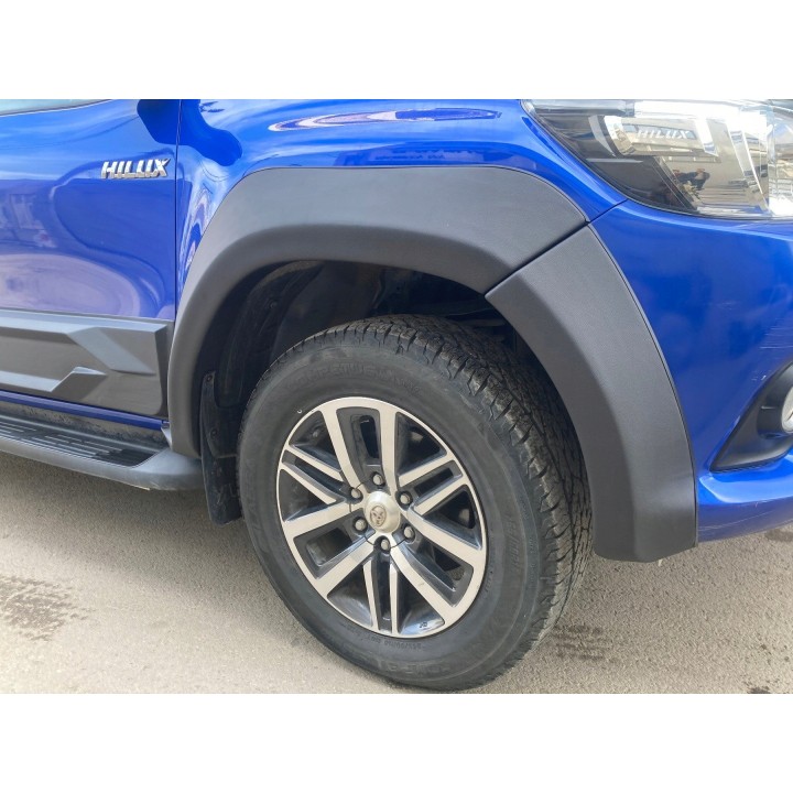 Poszerzenia błotników do Toyota Hilux 2015-2020, komplet