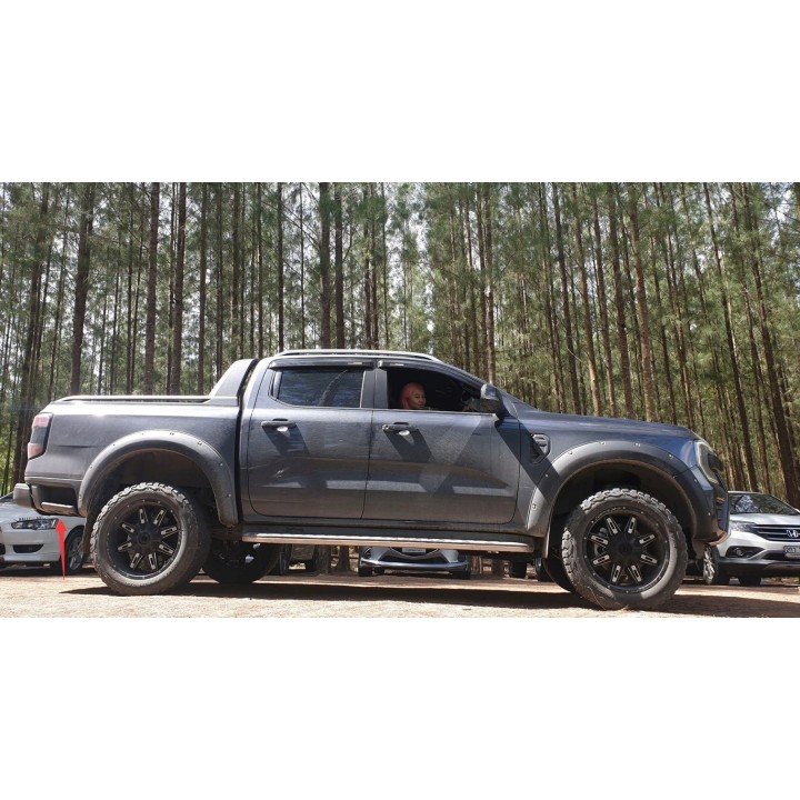 Poszerzenia błotników Ford Ranger T9 2022+ — czarne, śruby ozdobne, wersja bez bocznych czujników PDC - ujęcie 2