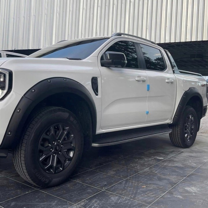 Poszerzenia błotników Ford Ranger T9 2022+ — czarne, śruby ozdobne, wersja bez bocznych czujników PDC - ujęcie 3