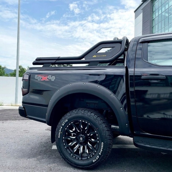 Poszerzenia błotników Ford Ranger T9 2022+ — czarne, śruby ozdobne, wersja bez bocznych czujników PDC - ujęcie 4