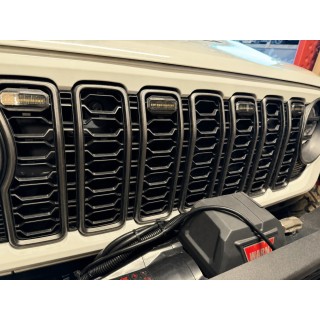 Oświetlenie grilla Jeep Wrangler JL/JLU 2018+ i Gladiator 2020+ — 5 lampek, światło białe