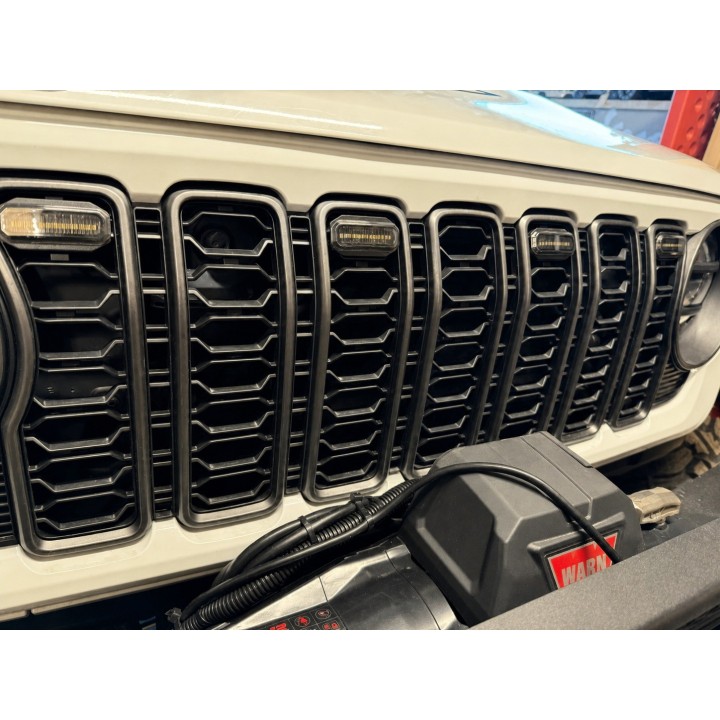 Oświetlenie grilla Jeep Wrangler JL/JLU 2018+ i Gladiator 2020+ — 5 lampek, światło białe