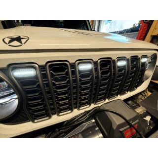 Oświetlenie grilla Jeep Wrangler JL/JLU 2018+ i Gladiator 2020+ — 5 lampek, światło białe - ujęcie 2