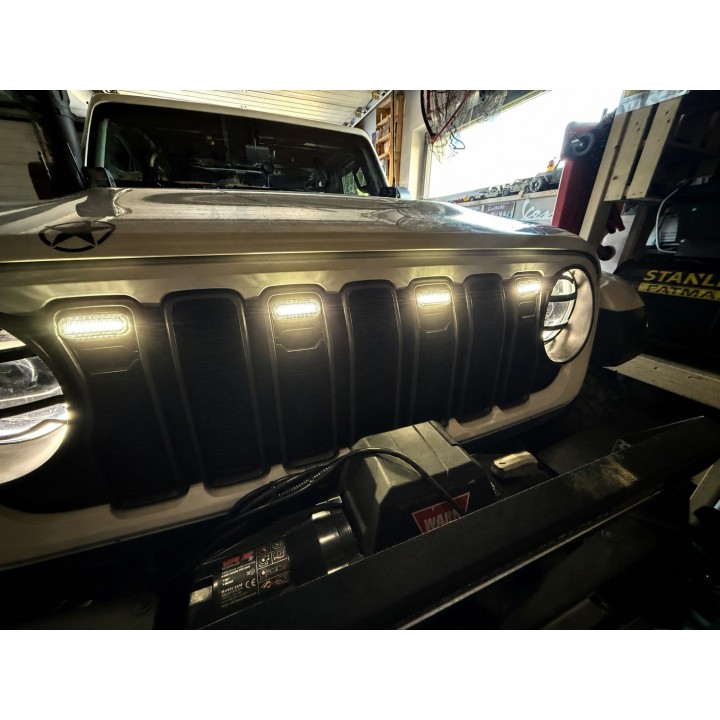 Oświetlenie grilla Jeep Wrangler JL/JLU 2018+ i Gladiator 2020+ — 5 lampek, światło białe - ujęcie 3
