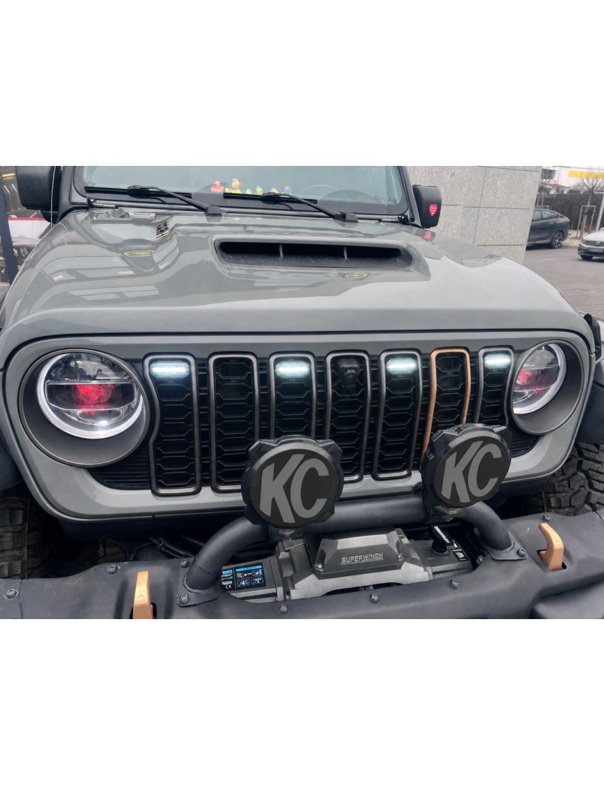 Oświetlenie grilla Jeep Wrangler JL/JLU 2018+ i Gladiator 2020+ — 5 lampek, światło białe