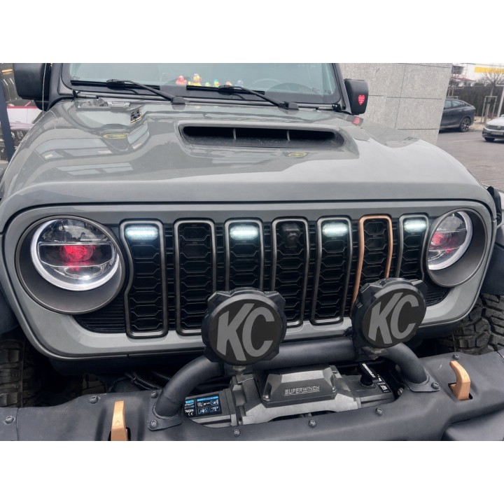 Oświetlenie grilla Jeep Wrangler JL/JLU 2018+ i Gladiator 2020+ — 5 lampek, światło białe - ujęcie 5