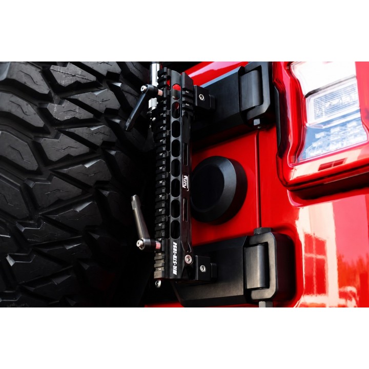Uchwyt anteny i flagi FURY na zawiesie koła Jeep Wrangler JK / JL — czarny