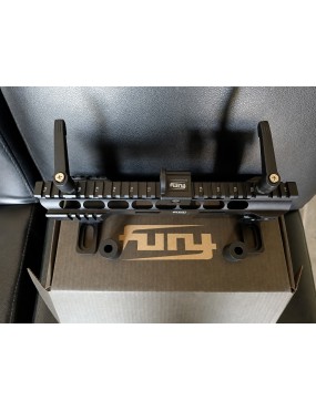 Uchwyt anteny i flagi FURY na zawiesie koła Jeep Wrangler JK / JL — czarny